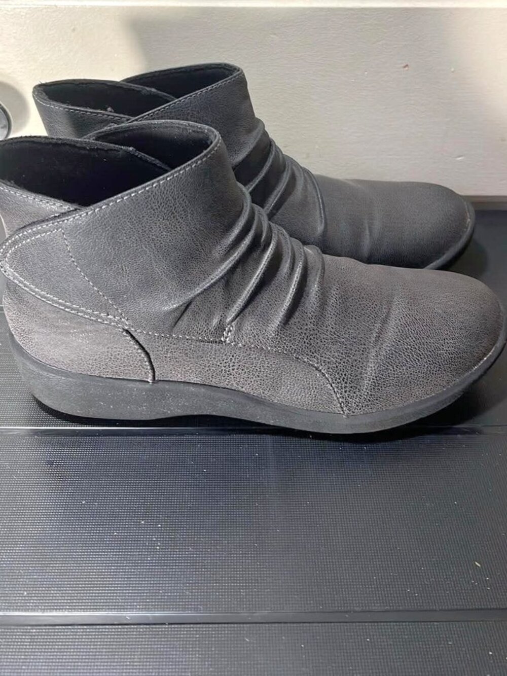 Clarks Cloudsteppers Sillian Sway Ruched Ankle Booties - Size 7